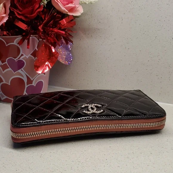 CHANEL shiny patent/quilted leather wallet - Picture 4 of 10